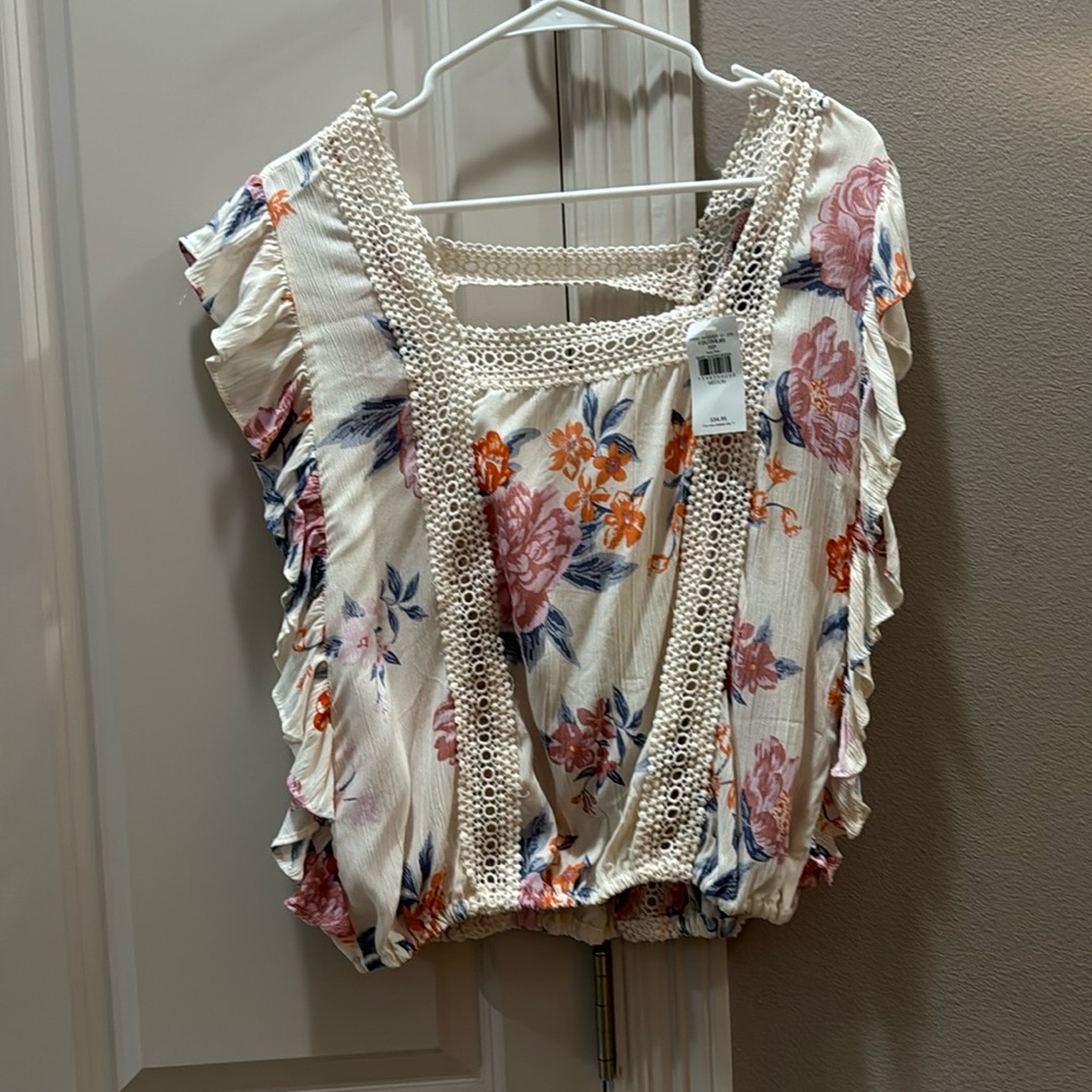 Buckle — Ivory pink top size medium